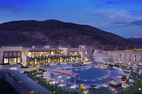 Outdoor pool, sun loungers. dusitD2 Naseem Resort, Jabal Akhdar