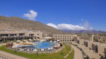 Hồ bơi ngoài trời, ghế dài tắm nắng