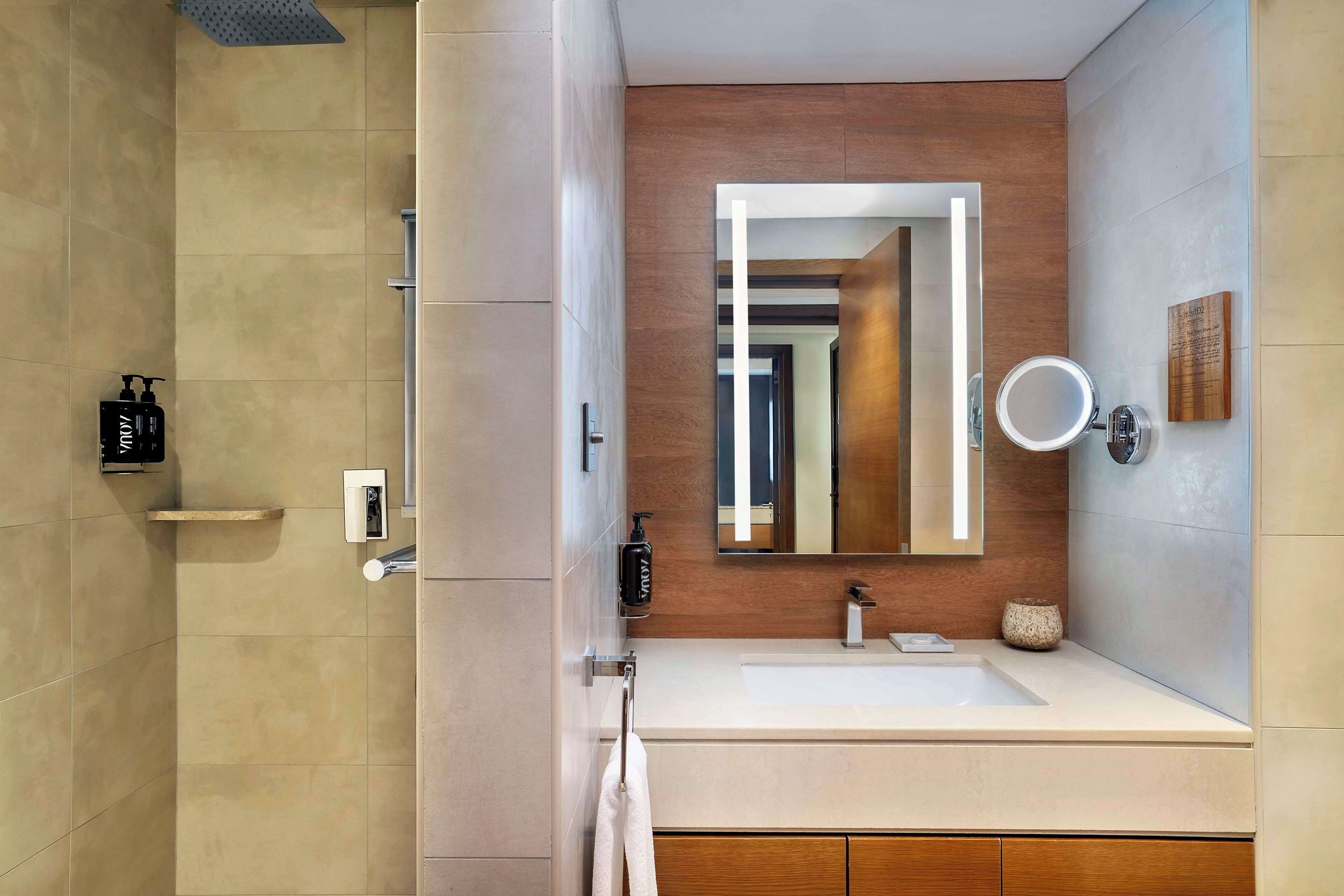 deluxe room | bathroom | free toiletries, hair dryer, bathrobes, slippers