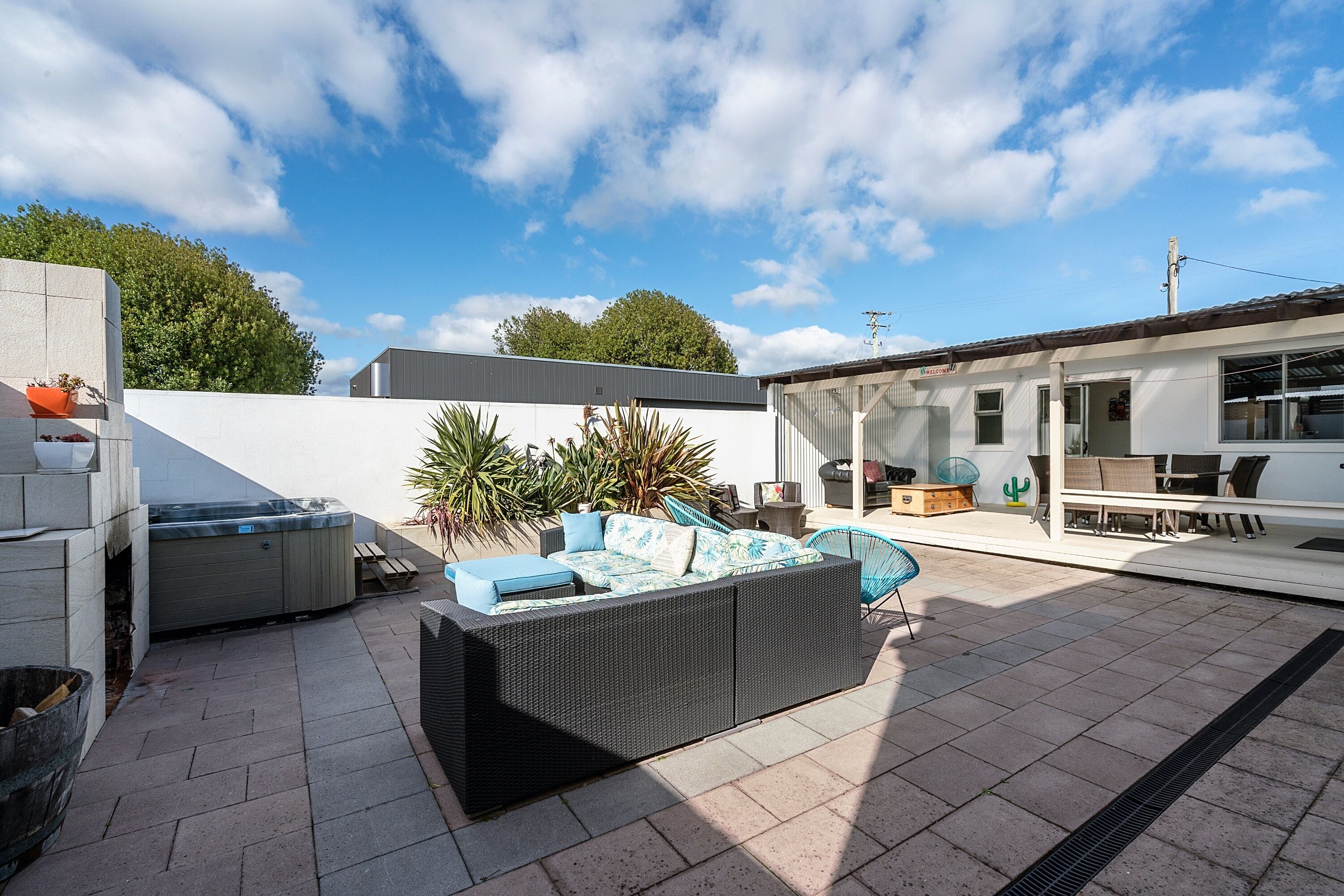 Close to beaches, vineyards, mountain bike trails and food harvest.