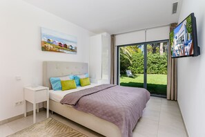 4 bedrooms, desk, iron/ironing board, travel cot