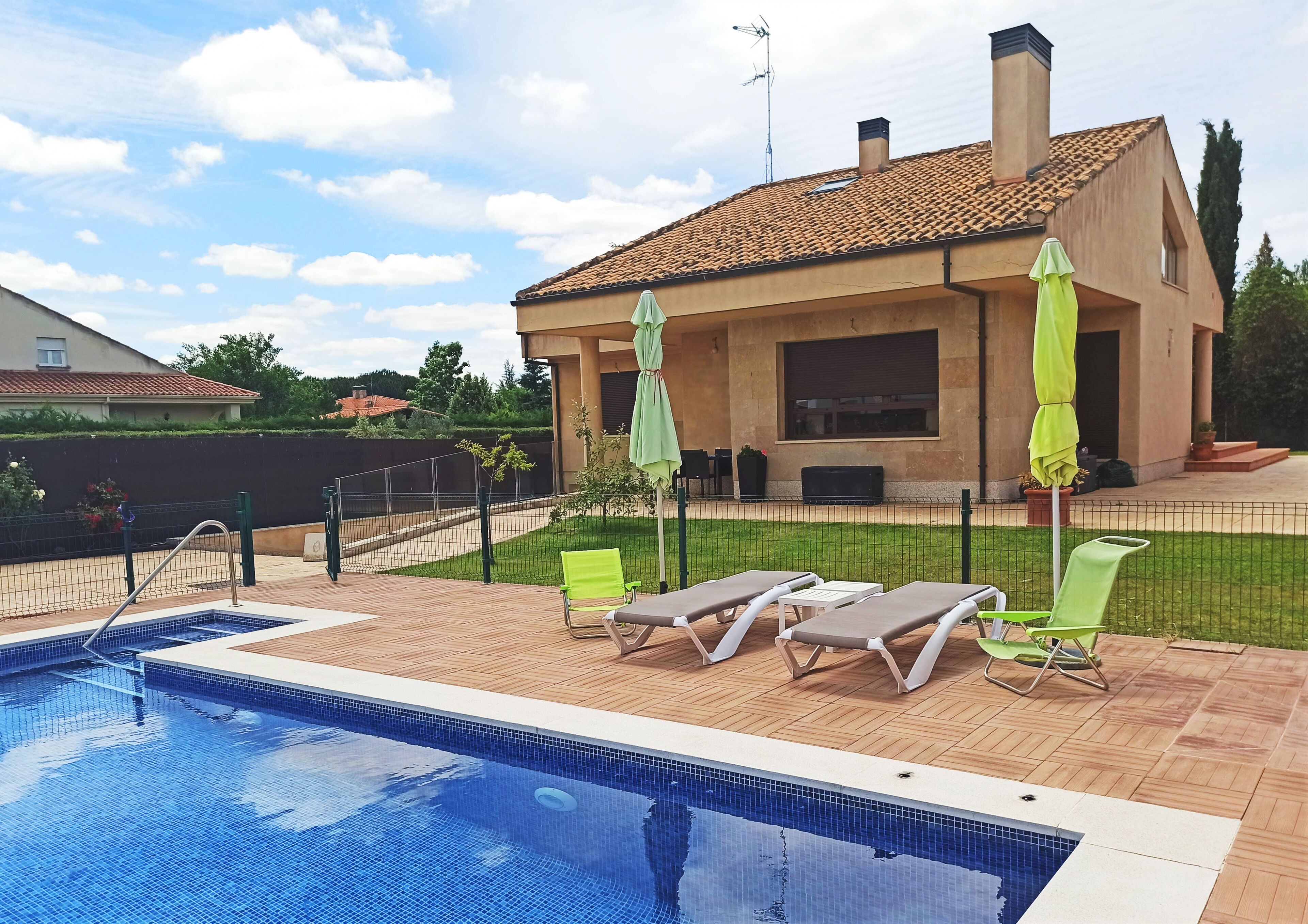 Vivienda Unifamiliar, con Piscina y Amplio Jardín. A 10 Minutos de Salamanca