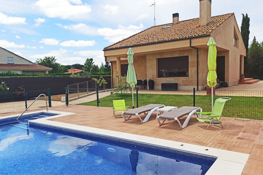 Vivienda Unifamiliar, con Piscina y Amplio Jardín. A 10 Minutos de Salamanca