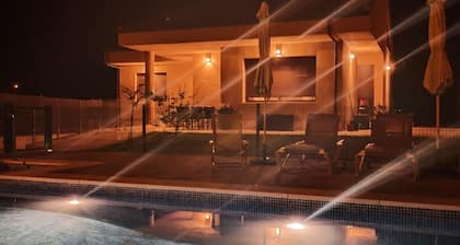 Vivienda unifamiliar, con piscina y amplio jardín. A 10 minutos de Salamanca.