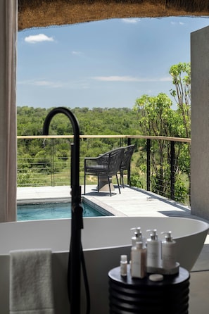 Separate tub and shower, free toiletries, hair dryer, bathrobes - Leopard Sands, Kruger Park (Mbombela)
