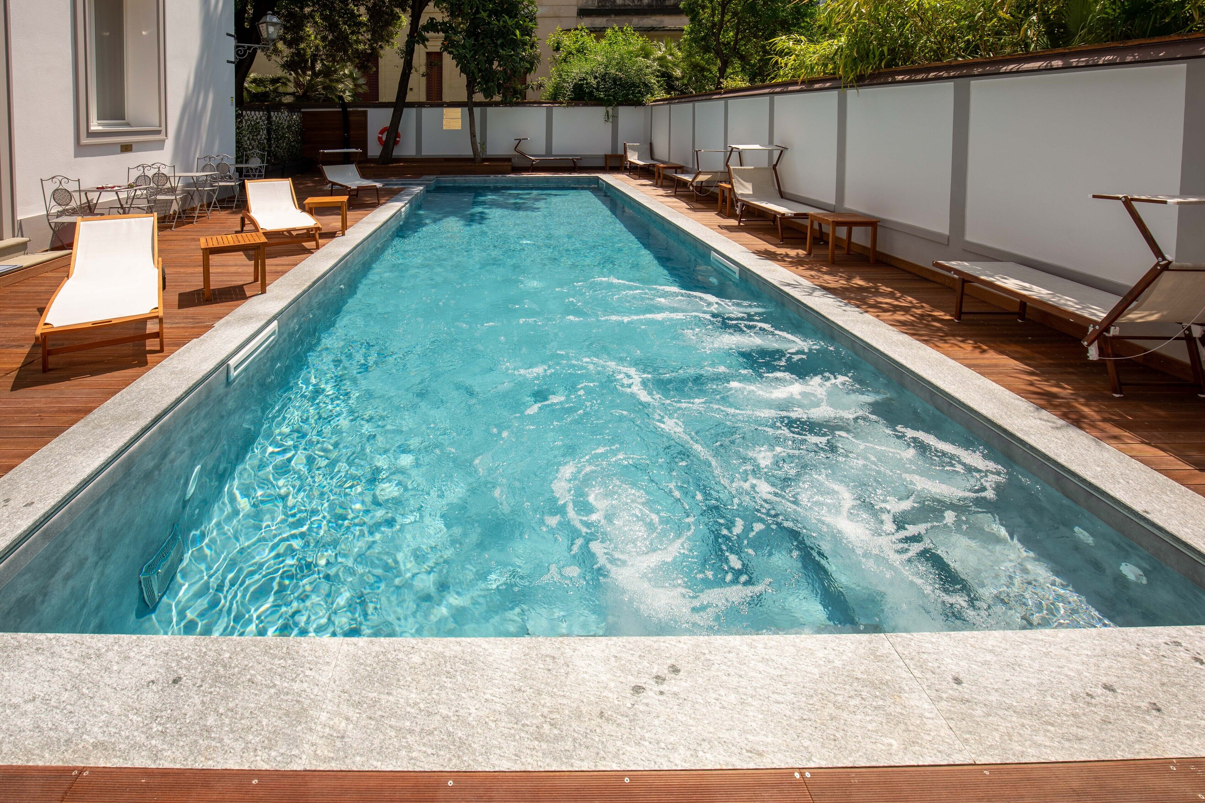 Piscine extérieure (ouverte en saison), chaises longues