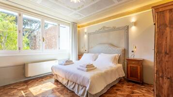 Minibar, individuell dekoriert, individuell eingerichtet, Schreibtisch