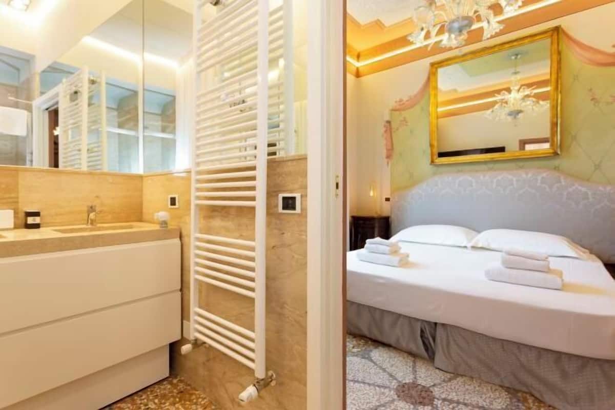 Minibar, individually decorated, individually furnished, desk