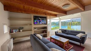 Smart TV, streaming services - Stunning Mountain Lake views on The Terrace 16B (Queenstown)
