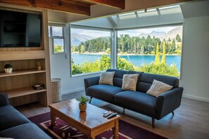 Smart TV, fireplace, streaming services