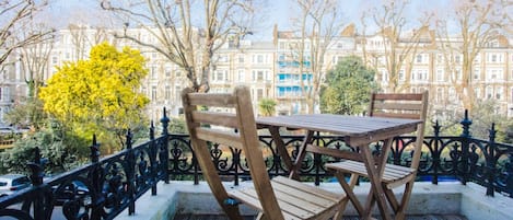 Departamento básico, 1 cama King size y sofá cama | Balcón