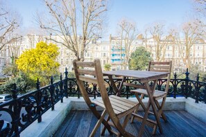 Eenvoudig appartement, 1 kingsize bed met slaapbank | Balkon