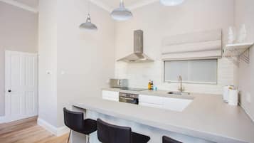 Apartemen Basic, 1 Tempat Tidur King dengan tempat tidur Sofa | Dapur pribadi | Microwave, oven, kompor, dan ketel listrik