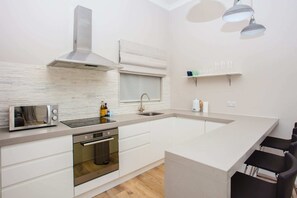 Basic Apartment, 1 King Bed with Sofa bed | Private kitchen | Microwave, oven, stovetop, electric kettle - Modern & Spacious 1 Bedroom Apartment in London (London)