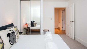 Basic Apartment, 1 Double Bed with Sofa bed - Stunning Modern 1 Bedroom Apartment Near Canary Wharf (London)