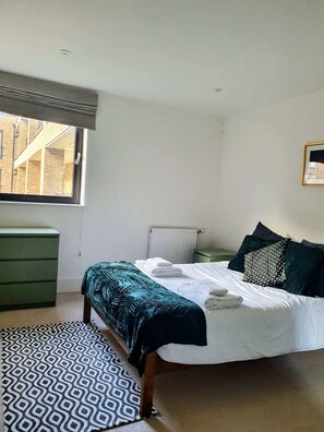 Departamento básico, 1 cama matrimonial y sofá cama | 1 habitación, tabla de planchar con plancha, wifi gratis y ropa de cama 