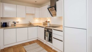 Basic Apartment, 1 Double Bed with Sofa bed | Private kitchen - Stunning Modern 1 Bedroom Apartment Near Canary Wharf (London)