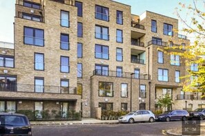 Basic Apartment, 1 Double Bed with Sofa bed | Exterior - Stunning Modern 1 Bedroom Apartment Near Canary Wharf (London)