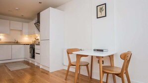 Basic Apartment, 1 Double Bed with Sofa bed | Private kitchen - Stunning Modern 1 Bedroom Apartment Near Canary Wharf (London)