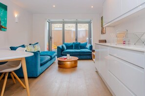 Appartement, 1 grand lit | Salle de séjour | Télévision