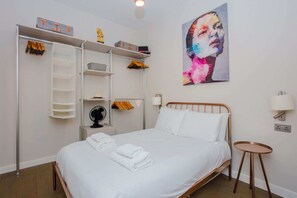 Basic Apartment, 1 Queen Bed | 1 bedroom, free WiFi, bed sheets - Light & Spacious 1 Bedroom Flat in Camberwell (London)