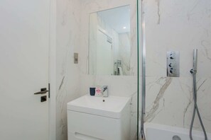 Basic Apartment, 1 Queen Bed | Bathroom | Towels, soap, shampoo, toilet paper - Light & Spacious 1 Bedroom Flat in Camberwell (London)