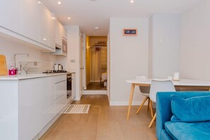 Appartement, 1 grand lit | Cuisine privée | Réfrigérateur, micro-ondes, four, plaque de cuisson