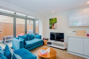 Basic Apartment, 1 Queen Bed | Living room | TV - Light & Spacious 1 Bedroom Flat in Camberwell (London)