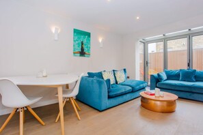 Basic Apartment, 1 Queen Bed | Living room | TV - Light & Spacious 1 Bedroom Flat in Camberwell (London)