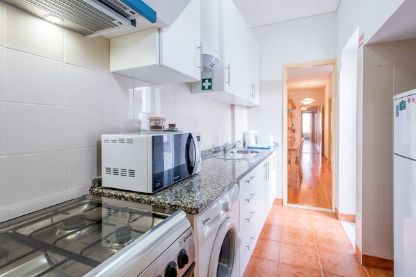 Køleskab, mikrobølgeovn, ovn, kogeplade