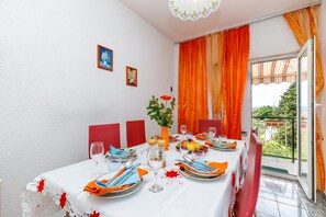 Familienapartment, Mehrere Schlafzimmer (Seaview Apartment Micika Krk Island) | Speisen