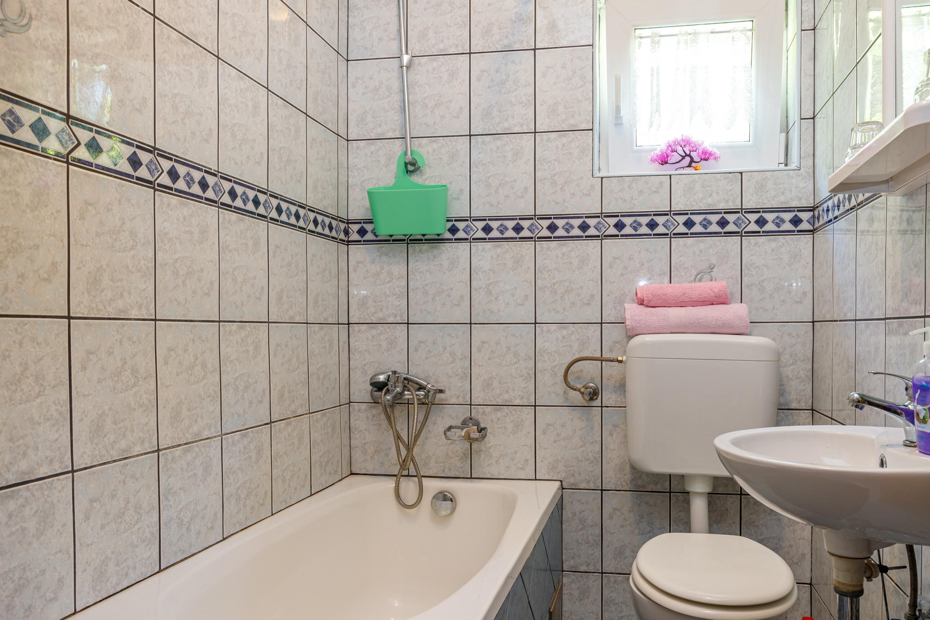 Apartamento família, vários quartos (Seaview Apartment Micika Krk Island) | Banheiro | Chuveiro/banheira combinados, secador de cabelo, toalhas de banho 