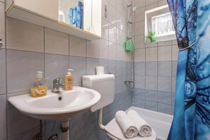 家庭公寓, 多間臥室 (Seaview Apartment Micika Krk Island) | 浴室 | 淋浴/浴缸二合一、吹風機、毛巾、肥皂