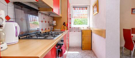 Familie appartement, meerdere slaapkamers (Seaview Apartment Micika Krk Island) | Privékeuken | Een koelkast, een microgolfoven, een oven, een kookplaat