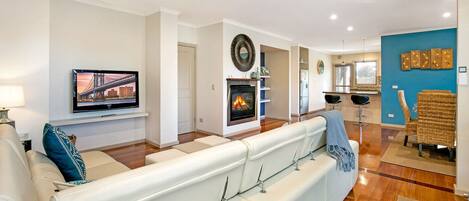 Televisión, reproductor de DVD, libros y videoteca