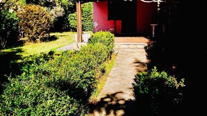 A house with a red roof, a white facade, and wooden shutters. - Quadrilocale Gallura (San Teodoro)