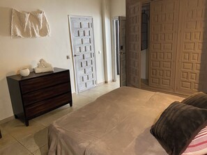 4 Schlafzimmer, Zimmersafe, Bügeleisen/Bügelbrett, Reisekinderbett