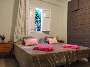 4 bedrooms, in-room safe, iron/ironing board, travel crib - Villa Prived (El Tosalet)