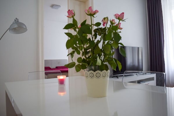 Business-Doppelzimmer | Wohnbereich | 55-Zoll-Fernseher mit Kabelempfang