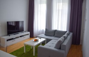 Business-Doppelzimmer | Wohnbereich | 55-Zoll-Fernseher mit Kabelempfang