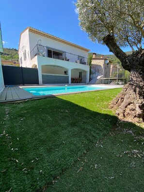 حمّام سباحة خارجي