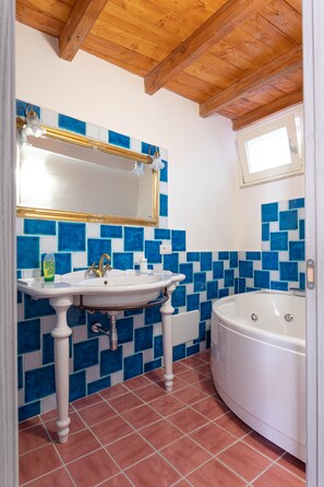 Bathroom - Camera con Vasca Idromassaggio in Centro Storico (Oristano)