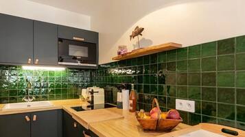 KylskÄp, mikrovÄgsugn, diskmaskin och kaffe- och tebryggare