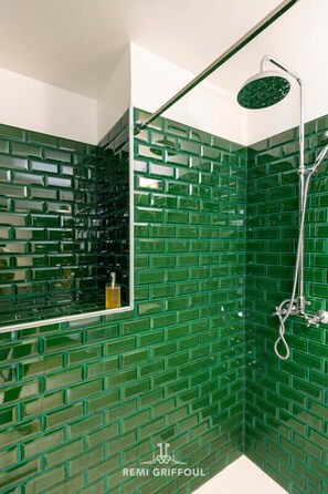 Douche, articles de toilette gratuits, sèche-cheveux