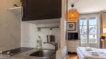 Fridge, microwave, coffee/tea maker, toaster