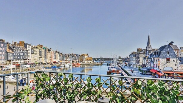 Une ville côtière dotée de bâtiments historiques, d’un port de plaisance et d’un clocher d’église remarquable.