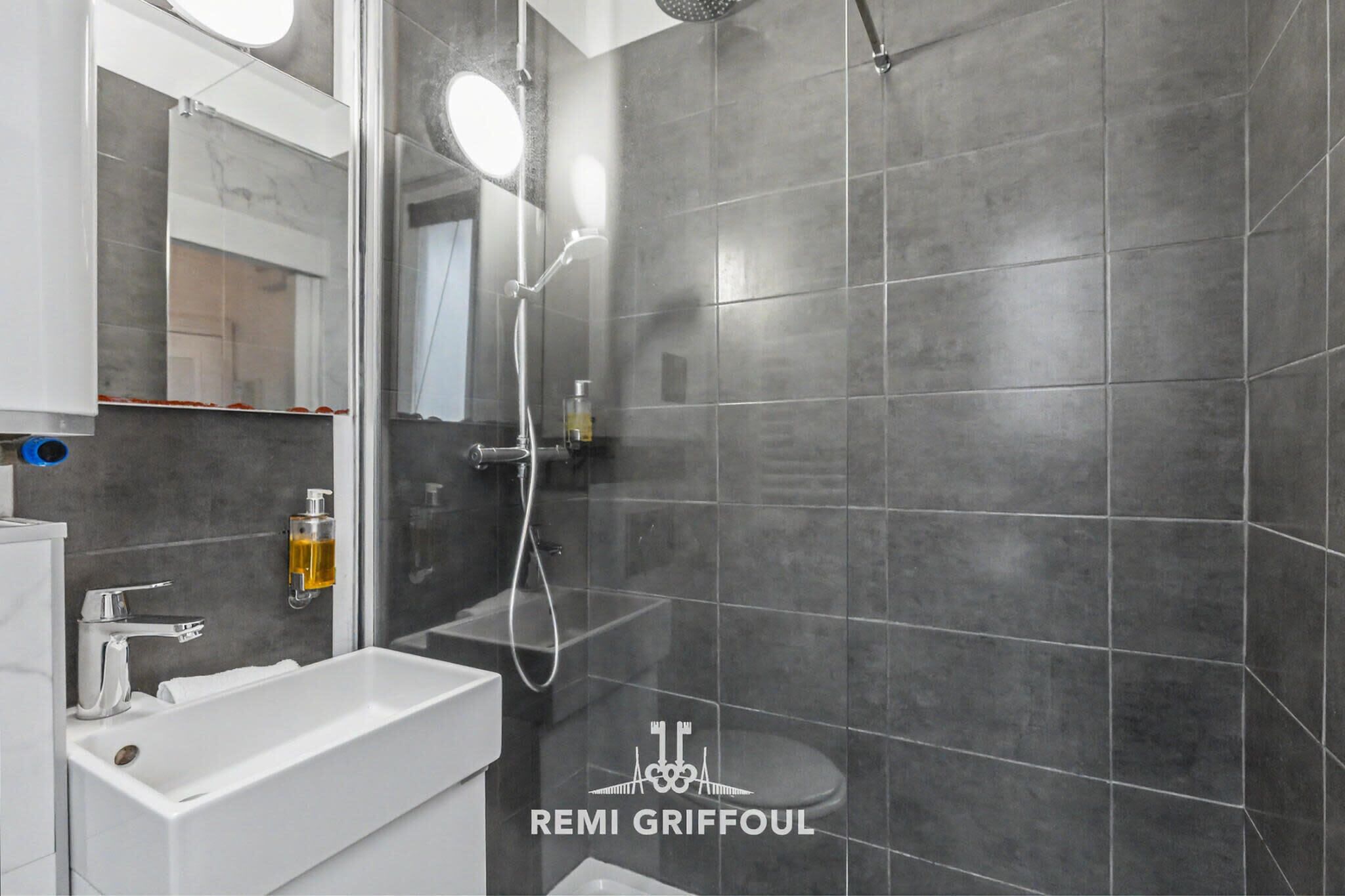 Douche, sèche-cheveux, serviettes fournies