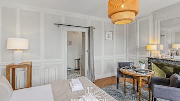Tabla de planchar con plancha, wifi, ropa de cama