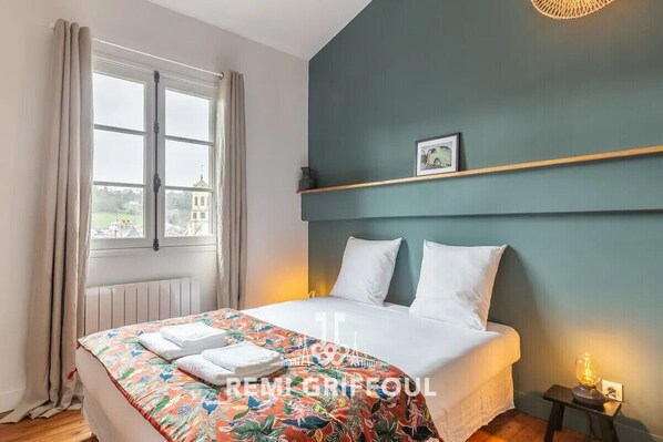 3 chambres, fer et planche à repasser, Wi-Fi, draps fournis