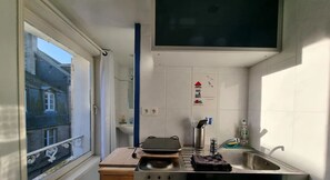 Réfrigérateur, micro-ondes, cafetière/bouilloire, grille-pain
